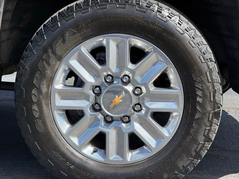 Used 2025 Chevrolet Silverado 2500 High Country w/ Technology Package AWD/4WD image 10