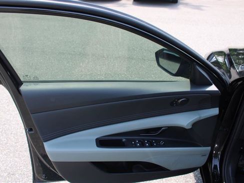 Used 2025 Hyundai Elantra Limited FWD image 11