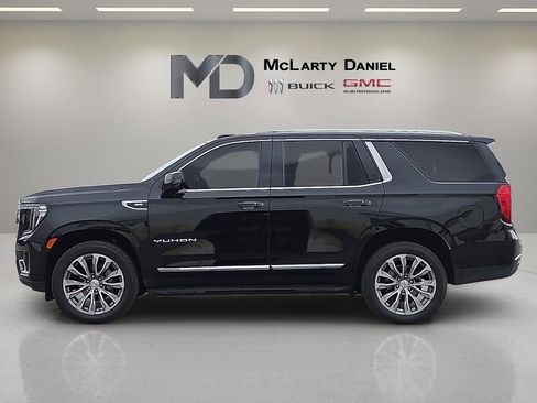 Used 2021 GMC Yukon SLT w/ SLT Premium Package image 3