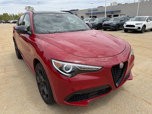 Used 2022 Alfa Romeo Stelvio Veloce AWD/4WD image 2