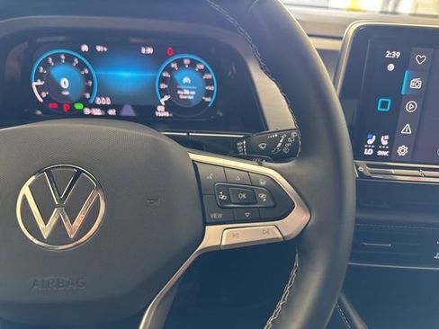Used 2025 Volkswagen Atlas Cross Sport SE FWD image 13