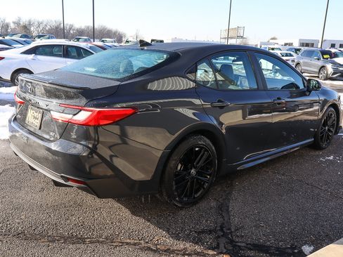 Used 2025 Toyota Camry SE image 4
