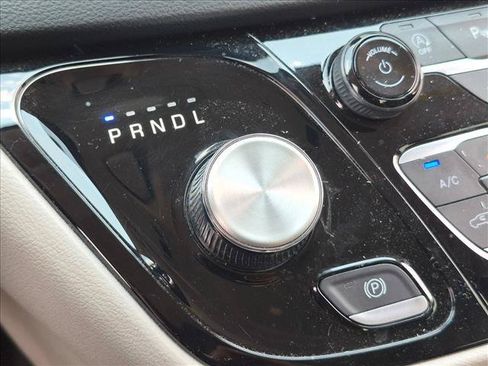 Used 2024 Chrysler Pacifica Touring-L FWD image 8