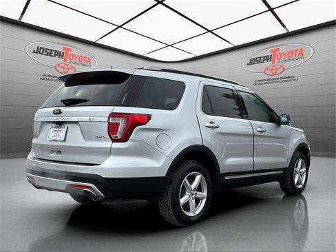 Used 2016 Ford Explorer XLT image 4