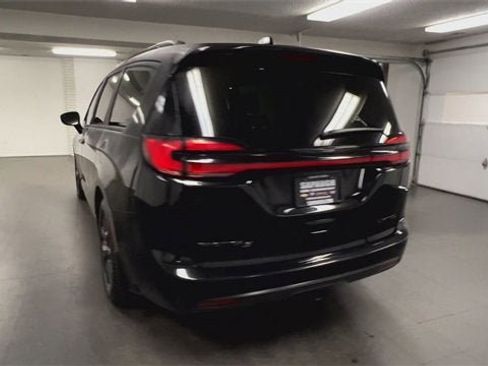 Used 2025 Chrysler Pacifica Limited w/ Trailer Tow Group image 7