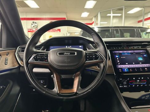 Used 2022 Jeep Grand Cherokee L Summit w/ Luxury Tech Group V image 17