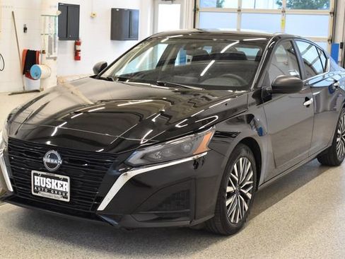 Used 2025 Nissan Altima 2.5 SV FWD image 9