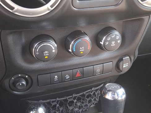 Used 2013 Jeep Wrangler Unlimited Sahara image 15