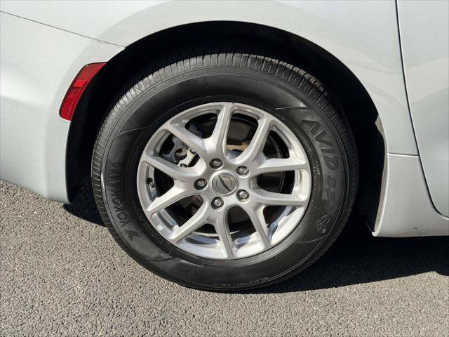 Used 2024 Chrysler Pacifica Touring-L FWD image 9
