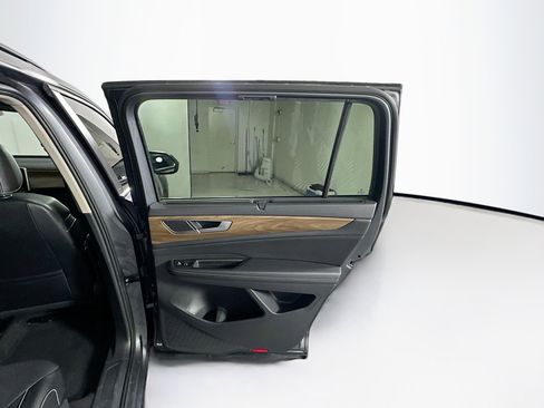 Used 2024 Volkswagen Atlas SE w/ Panoramic Sunroof Package FWD image 33