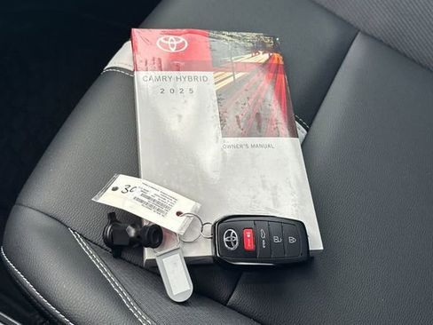 Used 2025 Toyota Camry SE FWD image 11