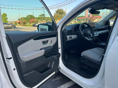 Used 2025 Honda Pilot Touring image 4