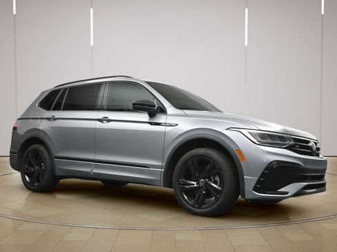 Used 2024 Volkswagen Tiguan SE R-Line FWD image 25