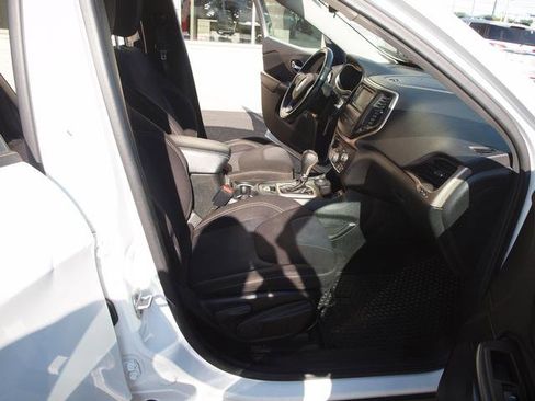 Used 2016 Jeep Cherokee Latitude w/ Cold Weather Group AWD/4WD image 6