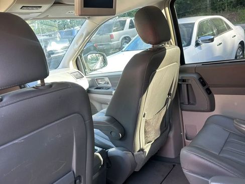 Used 2008 Chrysler Town & Country Touring FWD image 12