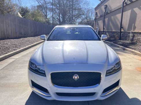 Used 2017 Jaguar XF Premium image 2