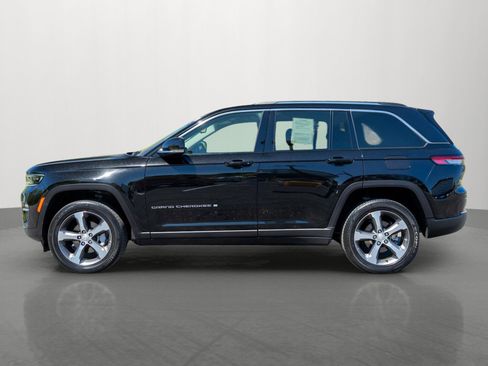 Used 2023 Jeep Grand Cherokee Limited w/ Trailer Tow Prep Group (B) AWD/4WD image 4