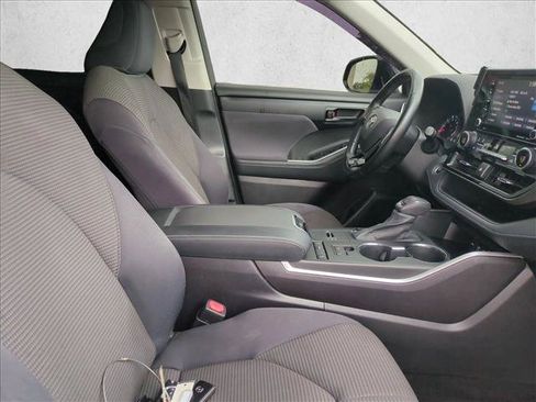 Used 2021 Toyota Highlander LE FWD image 20