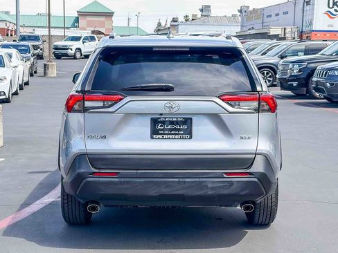 Used 2021 Toyota RAV4 XLE w/ Convenience Package FWD image 3