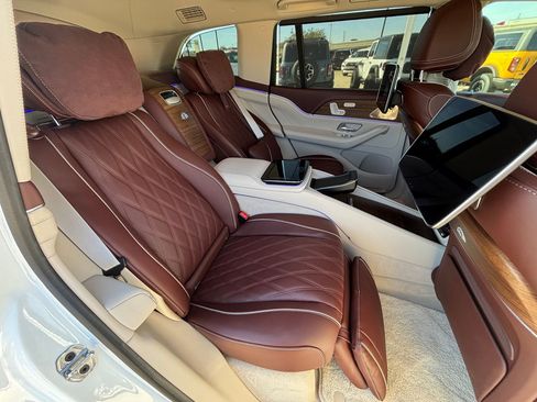 Used 2025 Mercedes-Benz Maybach GLS 600 4MATIC image 35