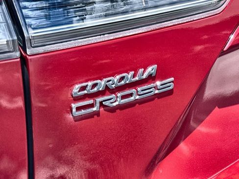 Used 2023 Toyota Corolla Cross XLE w/ Convenience Package FWD image 10