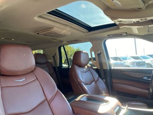 Used 2020 Cadillac Escalade Premium Luxury image 30