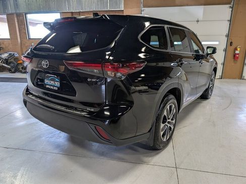 Used 2025 Toyota Highlander XLE image 10