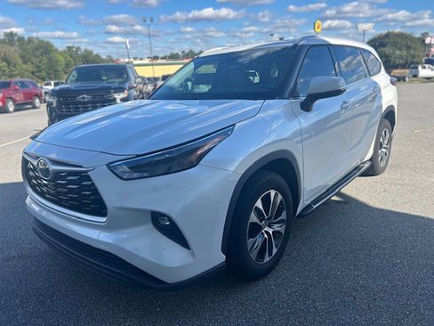Used 2022 Toyota Highlander XLE image 3