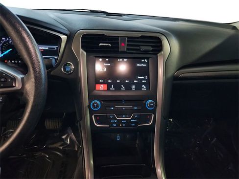 Used 2018 Ford Fusion SE w/ Fusion SE Technology Package image 14