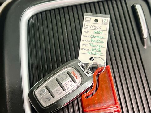 Used 2024 Chrysler Pacifica Touring-L image 35