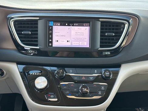 Used 2024 Chrysler Voyager LX image 22