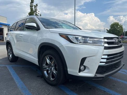 Used 2018 Toyota Highlander Limited Platinum FWD image 3