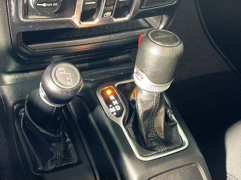 Used 2022 Jeep Gladiator Sport image 18