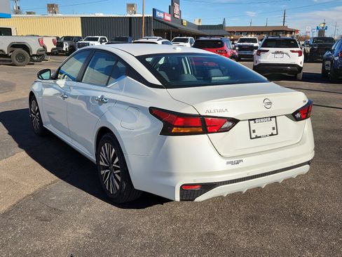 Used 2023 Nissan Altima 2.5 SV image 3