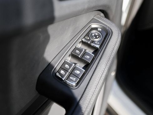 Certified 2025 Porsche Macan image 23