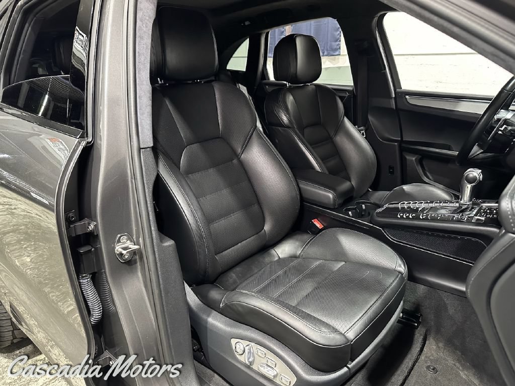 Used 2016 Porsche Macan Turbo AWD/4WD image 14