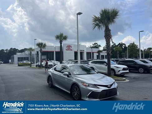 Used 2021 Toyota Camry XLE w/ Navigation Package FWD image 1
