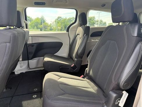 Used 2022 Chrysler Voyager LX FWD image 16