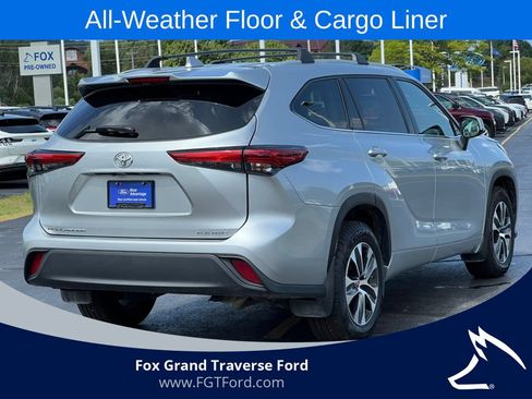 Used 2022 Toyota Highlander XLE AWD/4WD image 11