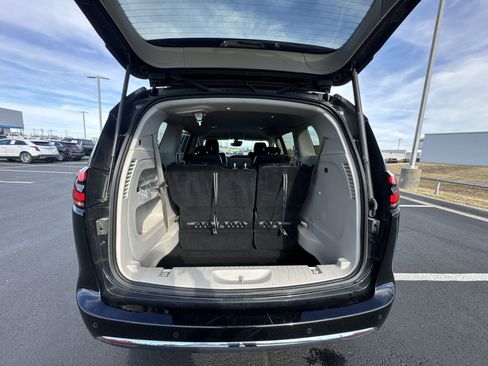 Used 2024 Chrysler Pacifica Touring-L image 23