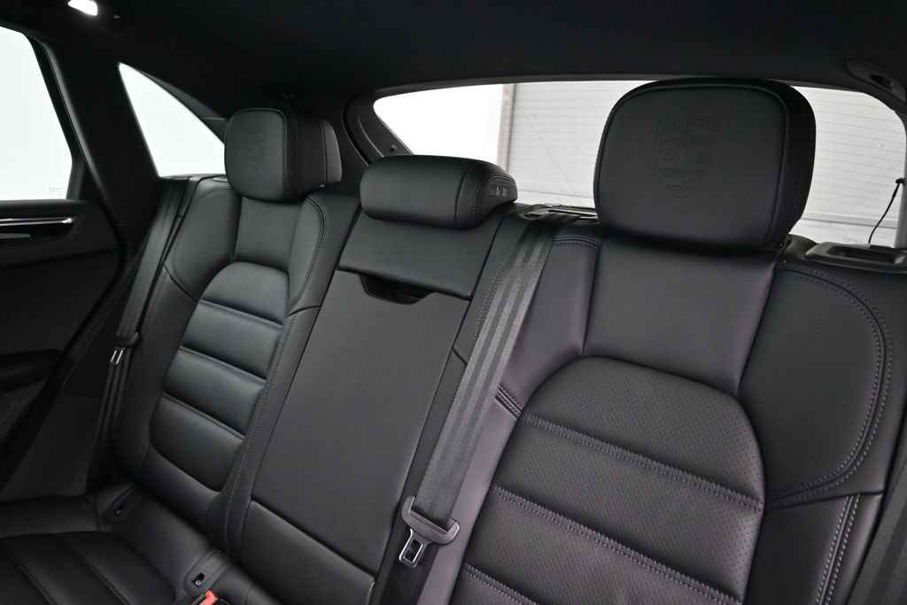 Certified 2026 Porsche Macan AWD/4WD image 6