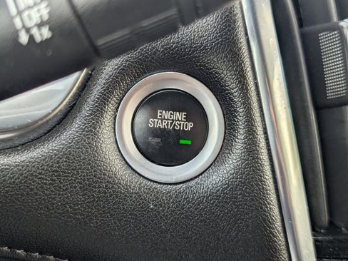 Used 2022 Chevrolet Traverse LT FWD image 28