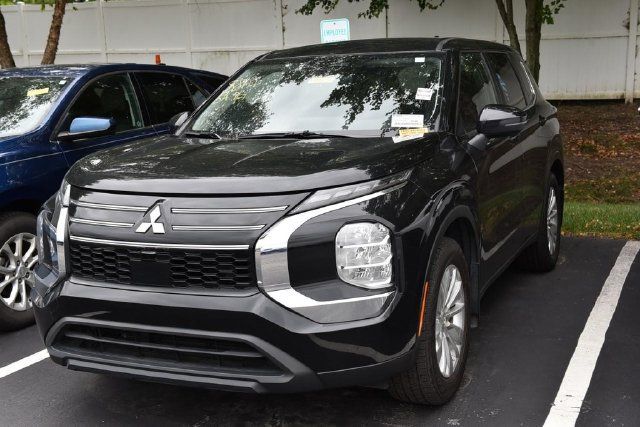 Used 2025 Mitsubishi Outlander ES FWD image 4