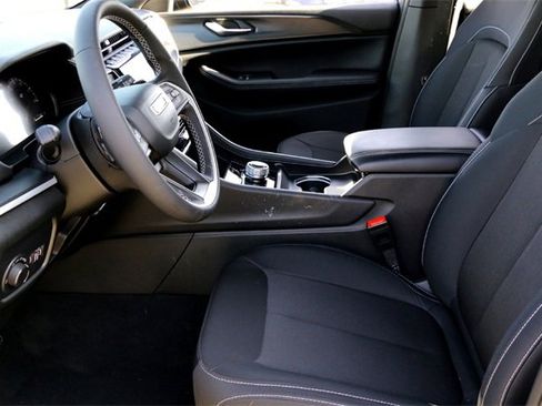 Used 2024 Jeep Grand Cherokee Laredo image 10