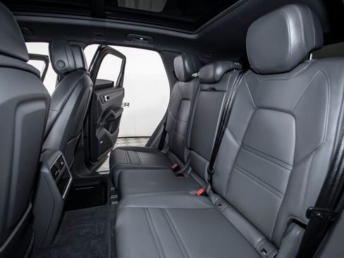 Used 2023 Porsche Cayenne AWD/4WD image 14