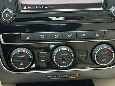 Used 2018 Volkswagen Passat 2.0T R-Line w/ R-Line Lighting Package FWD image 19