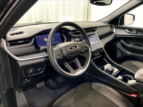 Used 2023 Jeep Grand Cherokee L Laredo AWD/4WD image 8