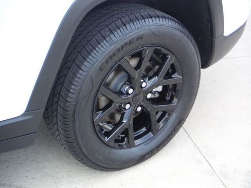 Certified 2024 Jeep Grand Cherokee Altitude AWD/4WD image 4