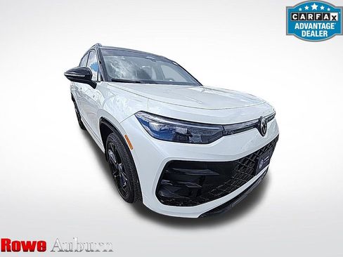 Certified 2025 Volkswagen Tiguan SE R-Line AWD/4WD image 1