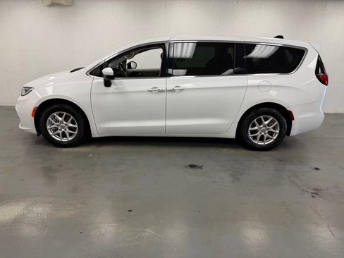 Used 2023 Chrysler Pacifica Touring-L FWD image 2